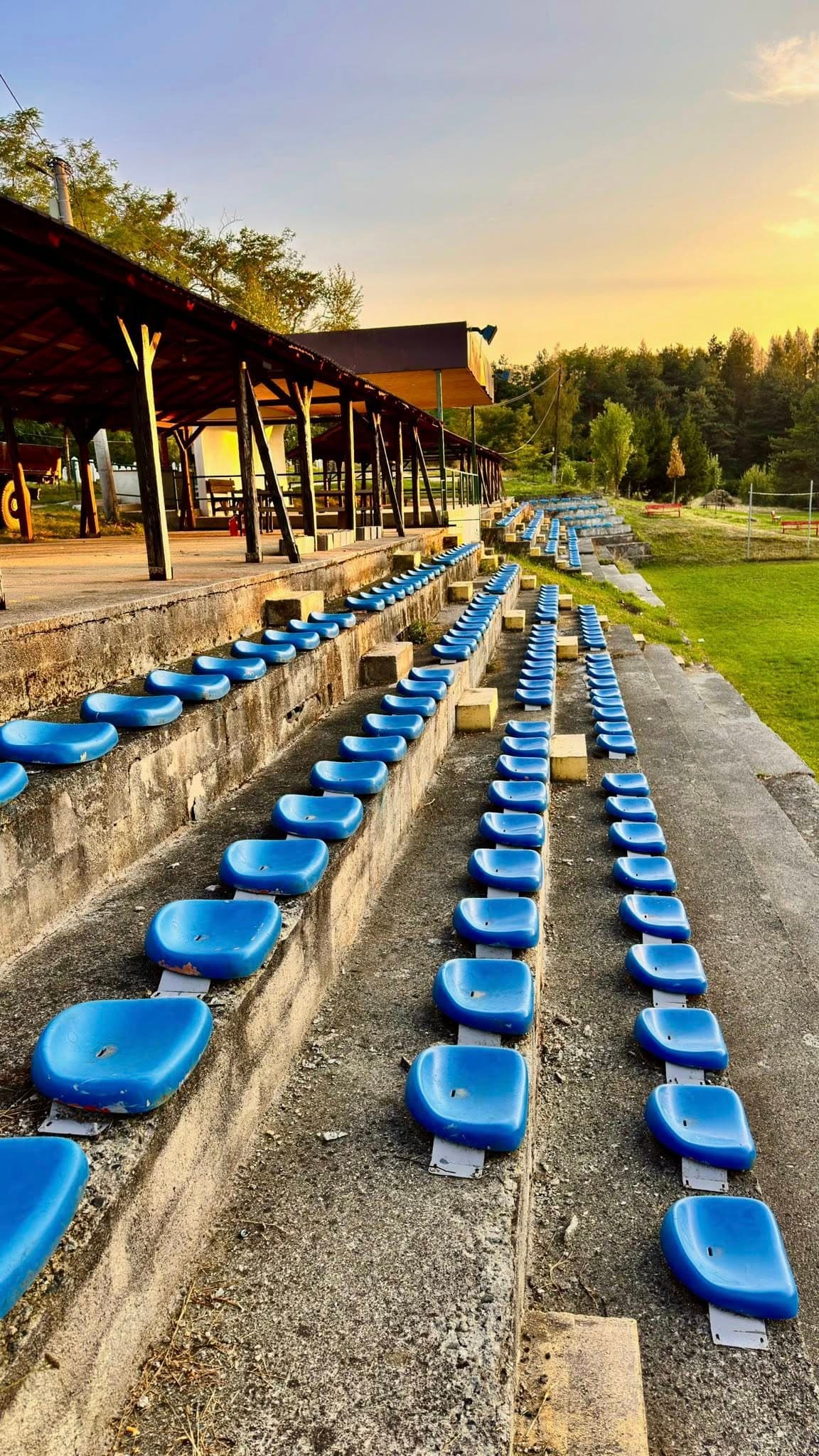 Plave sjedalice pri zalasku sunca