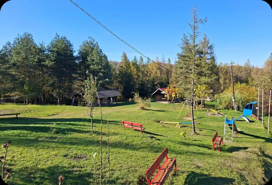 Izletište sa klupama i igralištem