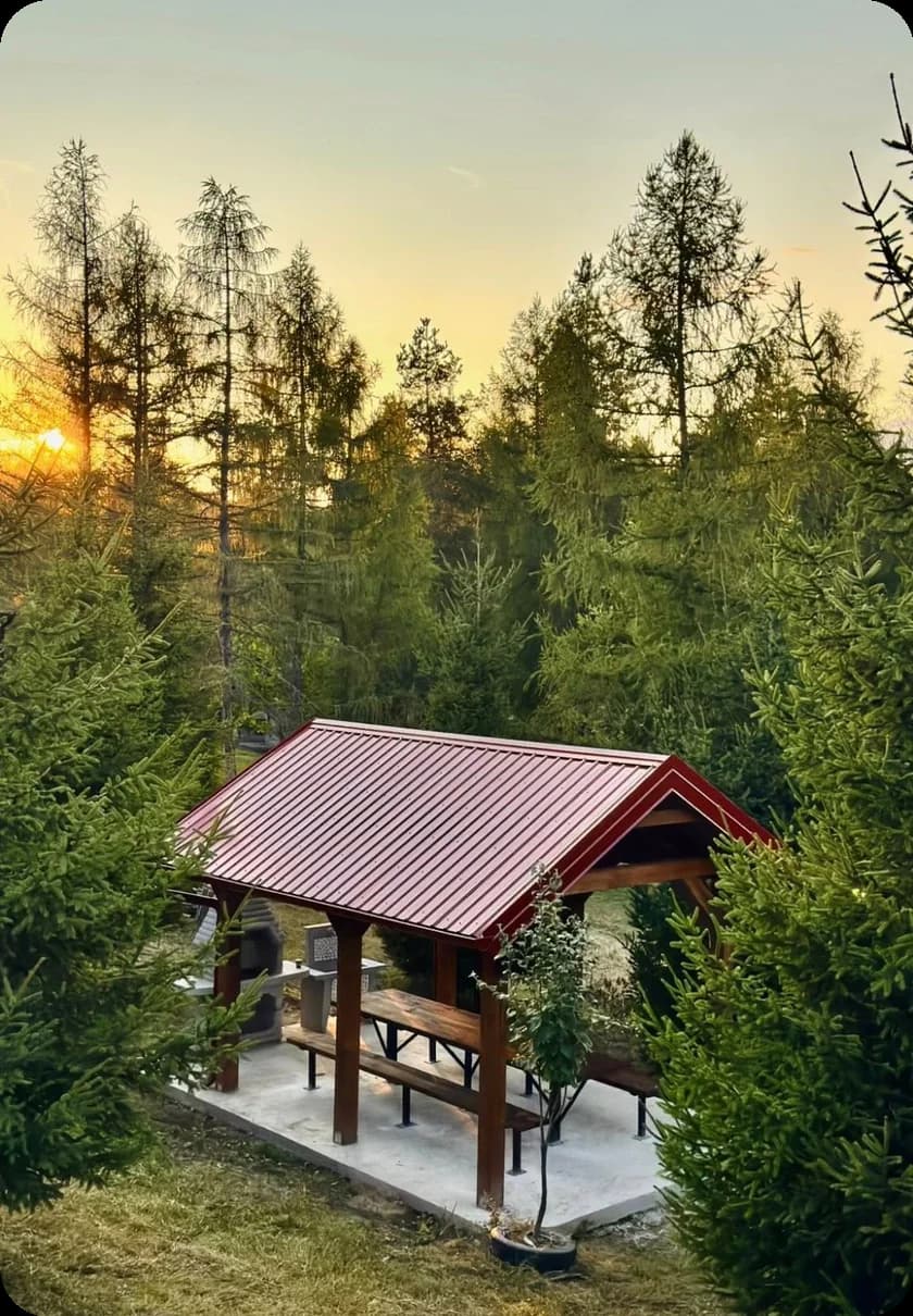 Nadstrešnica pri zalasku sunca