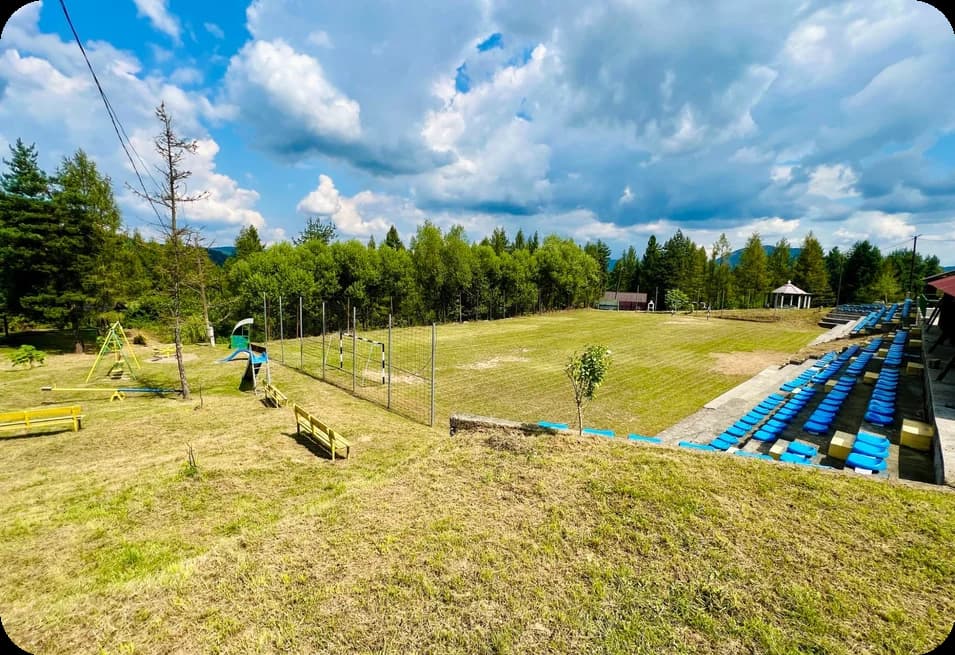 Stadion sa plavim stolicama